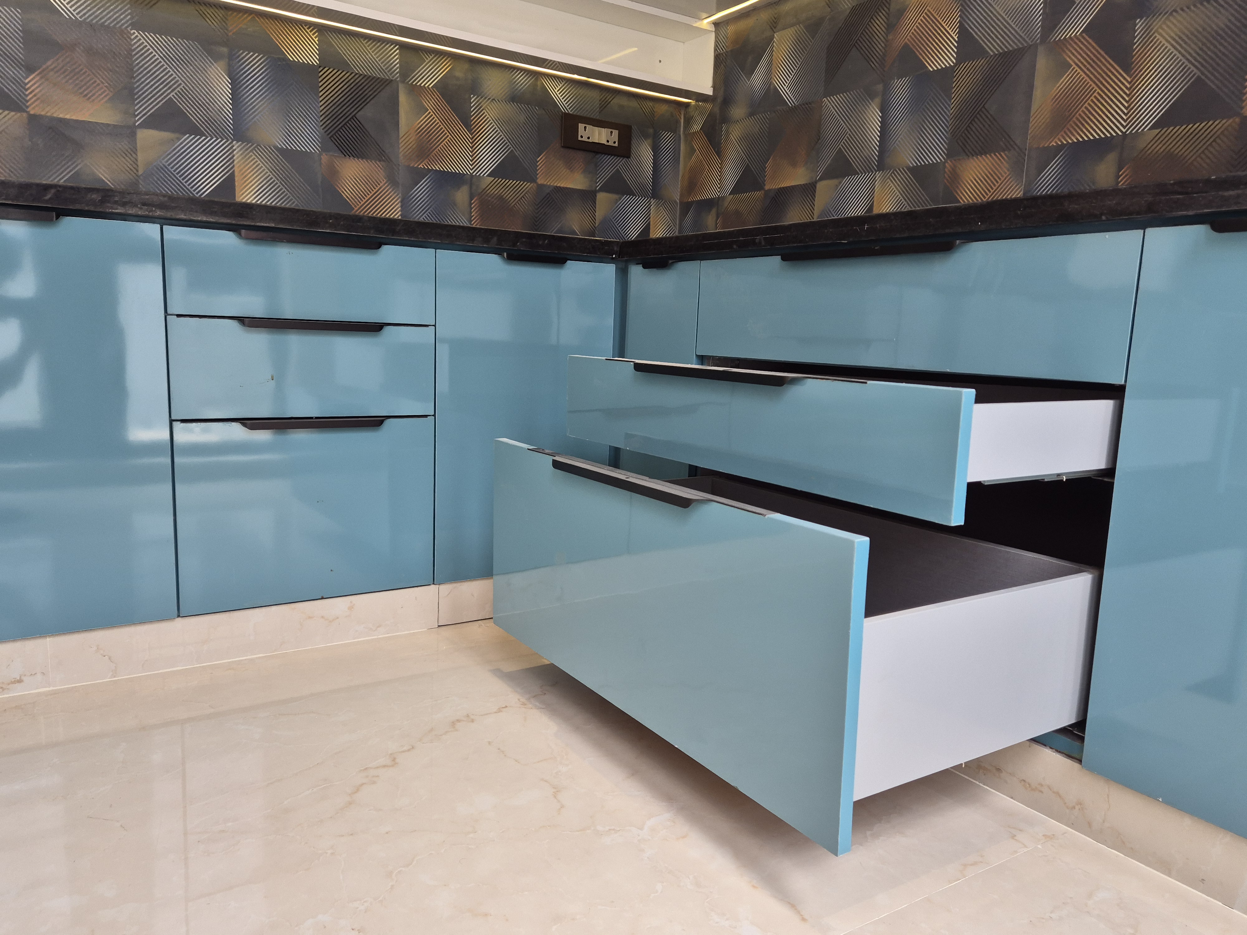 RMC Villa Kitchen Tandem Drawers Side View - Modern Storage Design